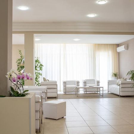 ואסטו Hotel Holiday מראה חיצוני תמונה