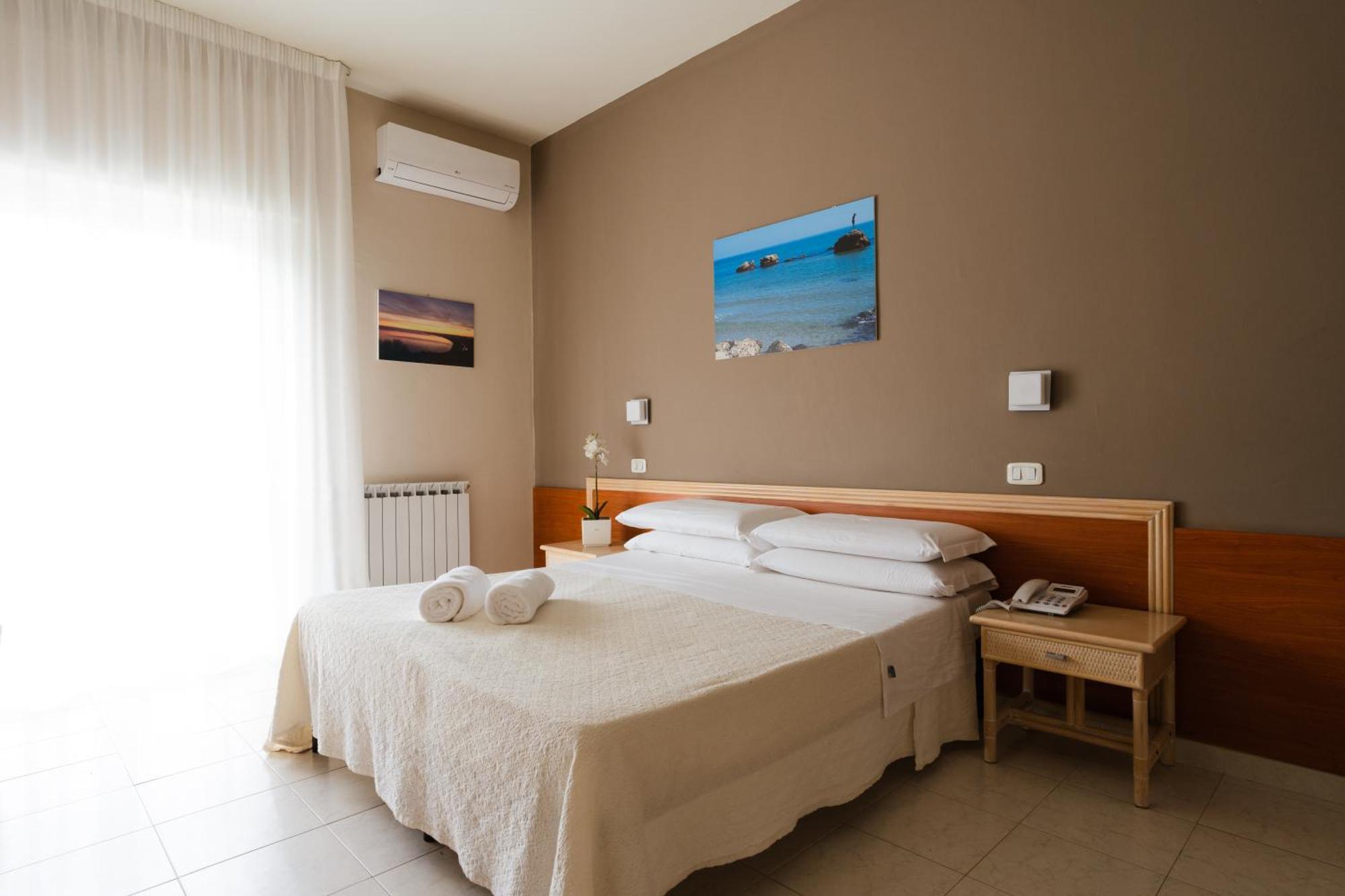 ואסטו Hotel Holiday מראה חיצוני תמונה