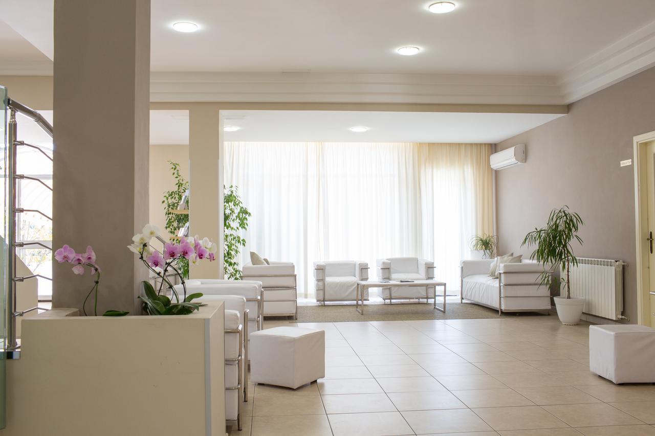 ואסטו Hotel Holiday מראה חיצוני תמונה