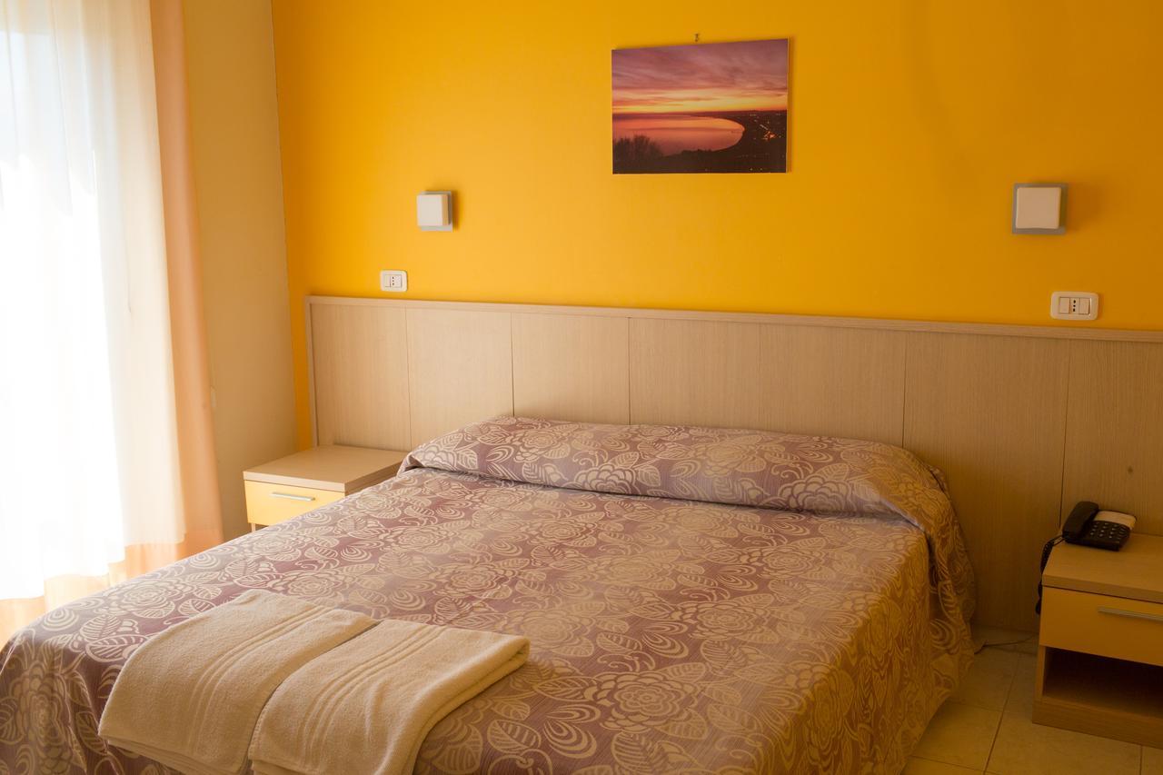 ואסטו Hotel Holiday מראה חיצוני תמונה
