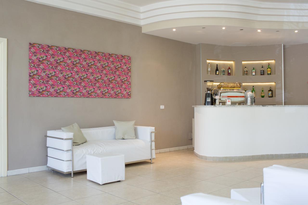 ואסטו Hotel Holiday מראה חיצוני תמונה