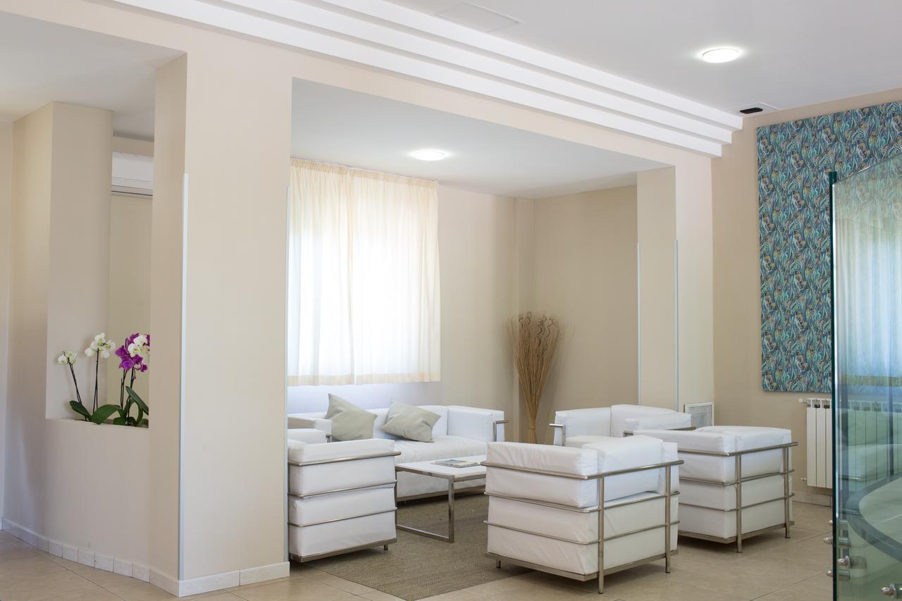 ואסטו Hotel Holiday מראה חיצוני תמונה